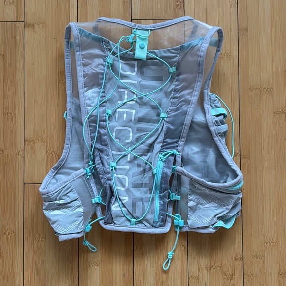 Ultimate Direction Race Vesta 5.0 Running Vest Pack in Cloud Grey - Picture 4 of 5